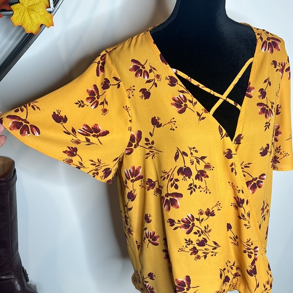 C.C Golden Yellow Flowy Floral Top w/ Crisscross - Size Large - Picture 4 of 12